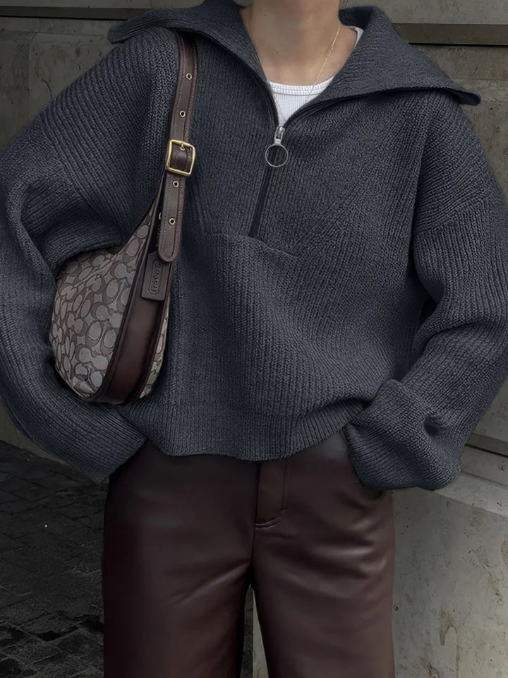 Kvinnors trendiga stickade tröja med hög krage och dragkedja Mirla-Eva Jonsson