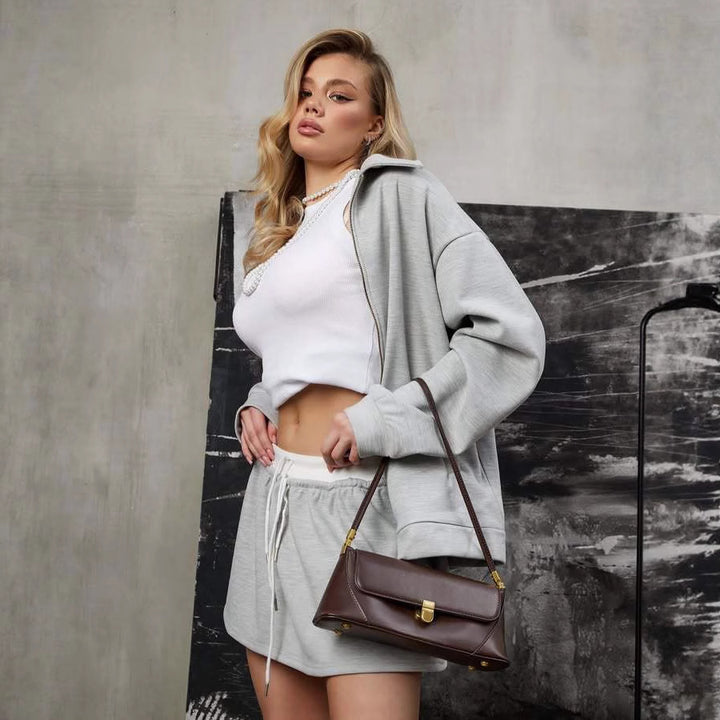 Kvinnors trendiga sweats outfit med bekväm jacka och shorts Mirla-Eva Jonsson
