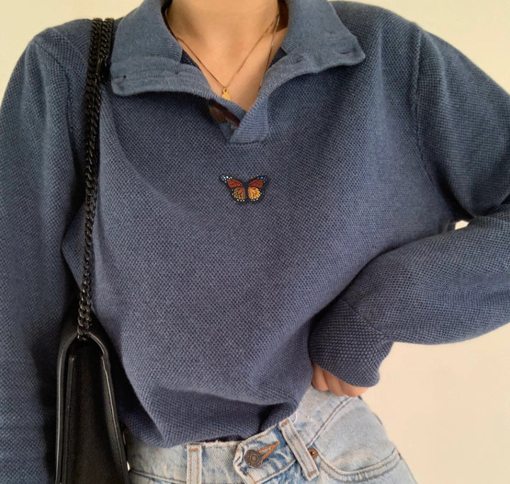 Kvinnors tröja i avslappnad våffeldesign med broderad fjäril Mirla-Eva Jonsson
