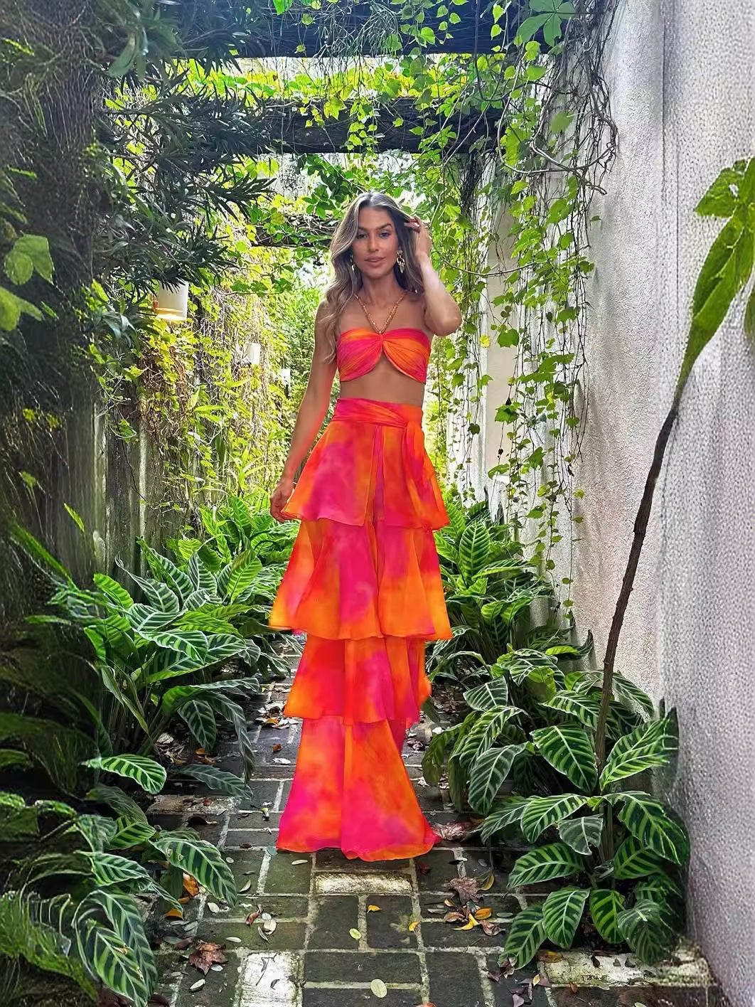 Kvinnors tvådelade sommaroutfit med bandeau-top och voluminös lagerkjol Mirla-Eva Jonsson