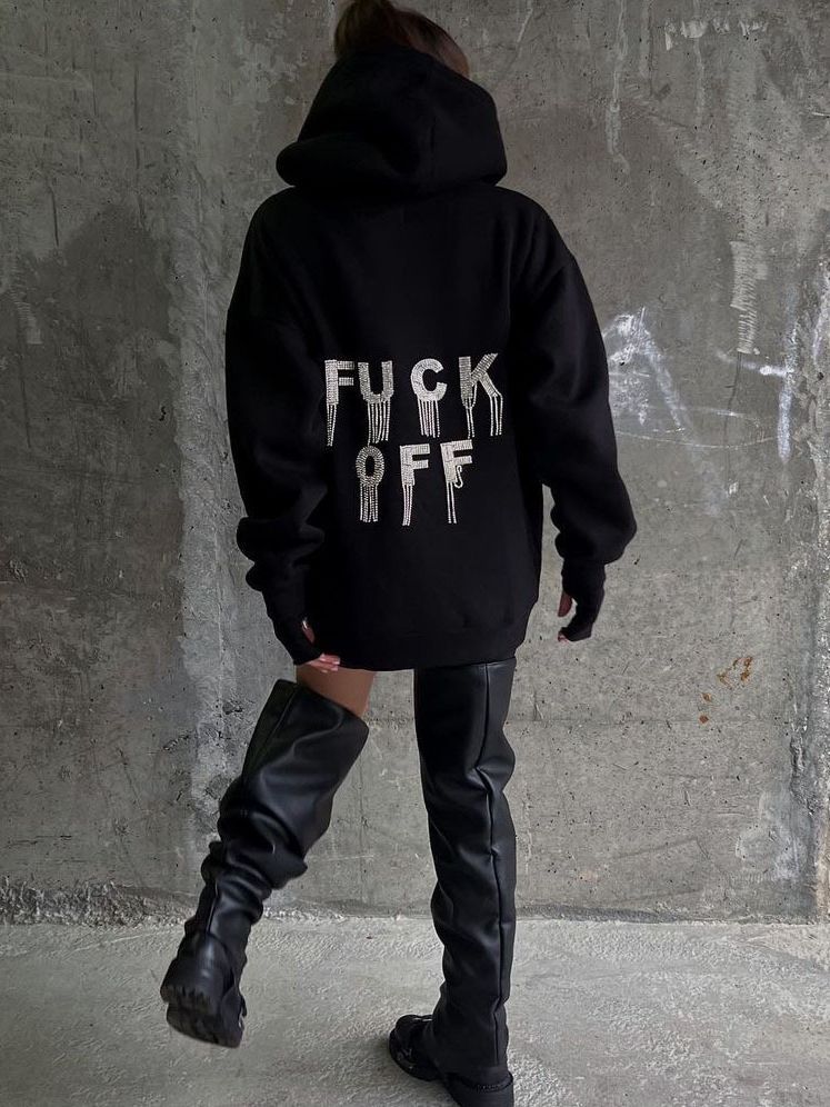 Kvinnors urbana hoodie med iögonfallande uttalandedesign Mirla-Eva Jonsson