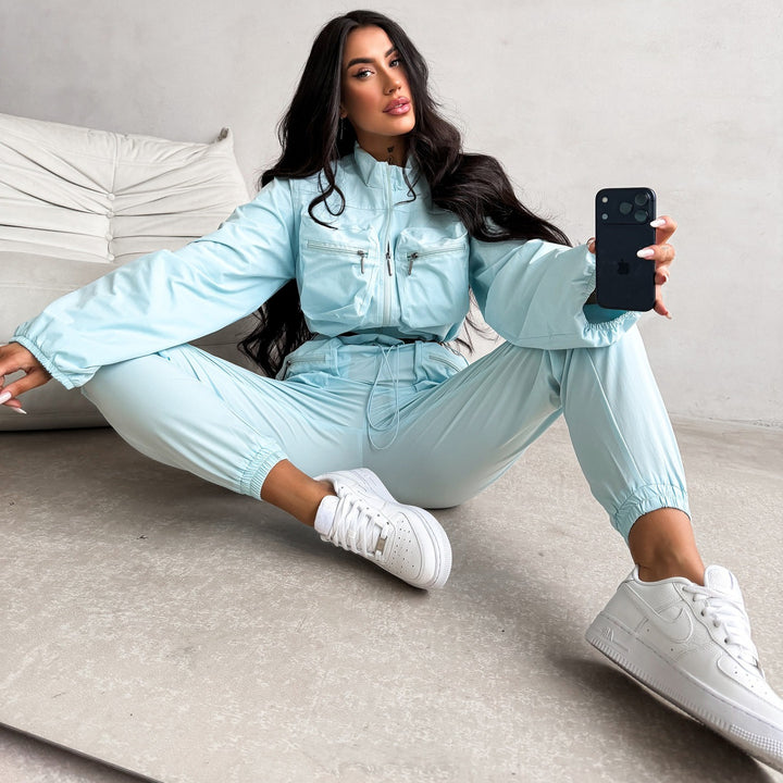 Kvinnors urbana sport lounge set med stilig kort topp och elastiska byxor Mirla-Eva Jonsson