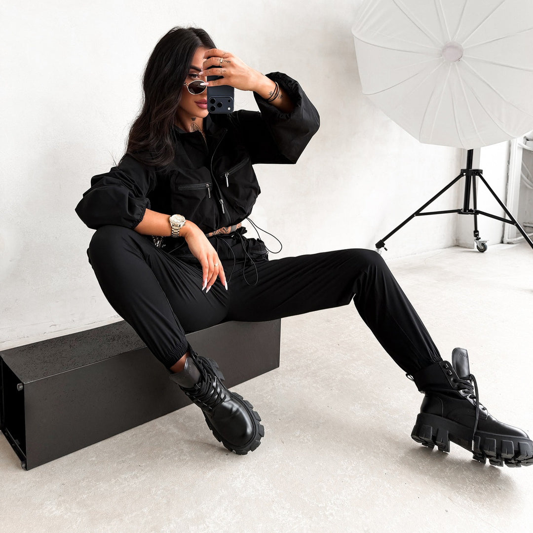 Kvinnors urbana sport lounge set med stilig kort topp och elastiska byxor Mirla-Eva Jonsson