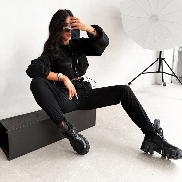 Kvinnors urbana sport lounge set med stilig kort topp och elastiska byxor Mirla-Eva Jonsson