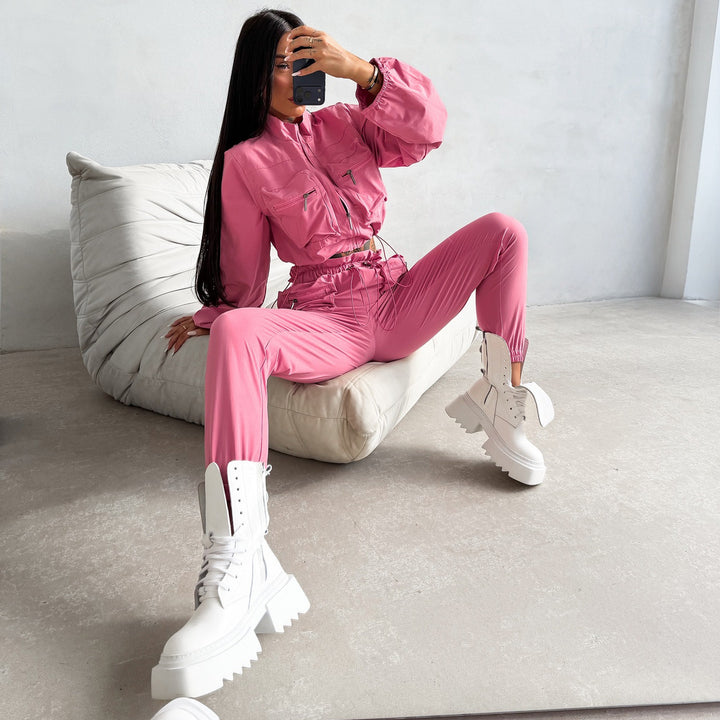 Kvinnors urbana sport lounge set med stilig kort topp och elastiska byxor Mirla-Eva Jonsson