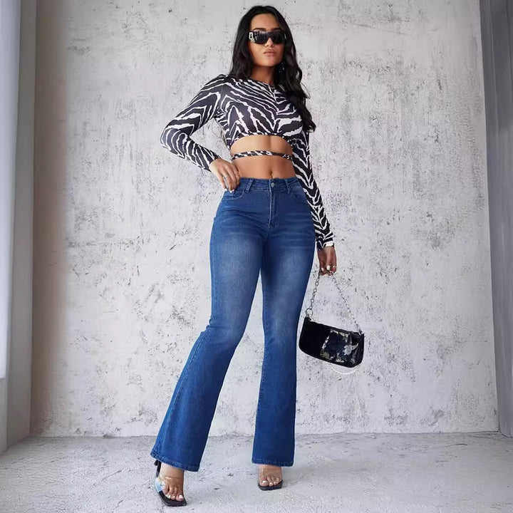 Kvinnors utsvängda jeans i modern design med hög midja och extravaganta tvätt Mirla-Eva Jonsson