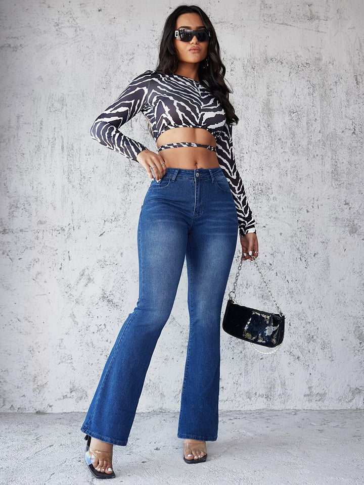 Kvinnors utsvängda jeans i modern design med hög midja och extravaganta tvätt Mirla-Eva Jonsson
