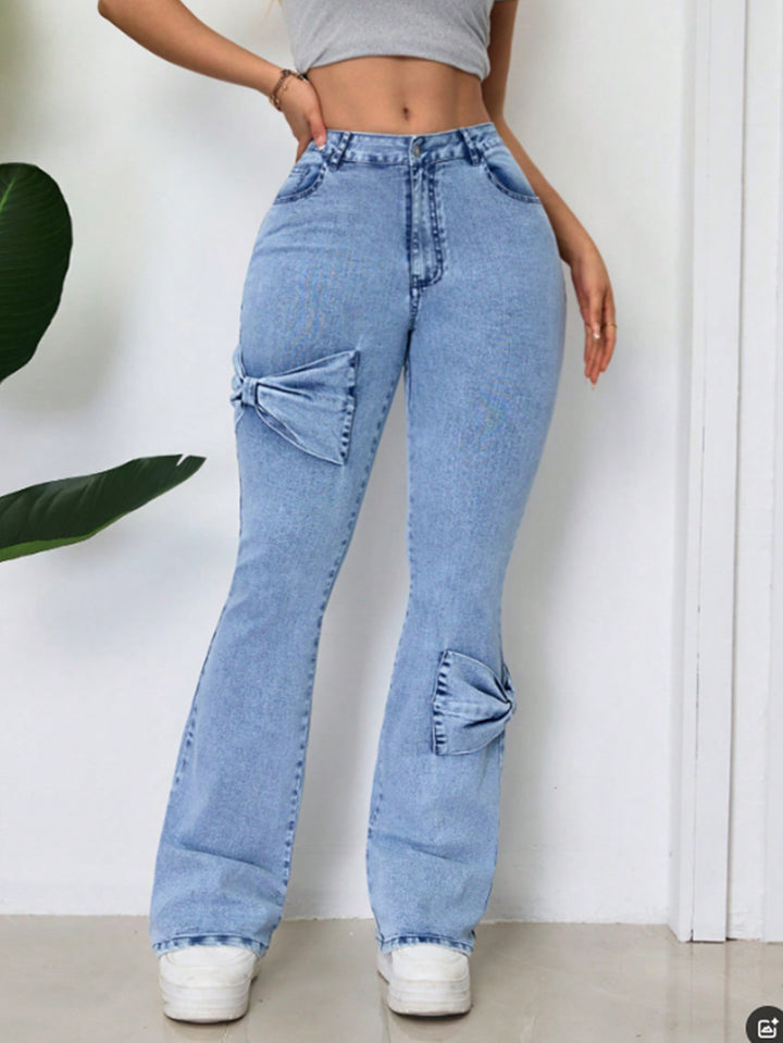 Kvinnors utsvängda jeans med dekorativa bågar Mirla-Eva Jonsson