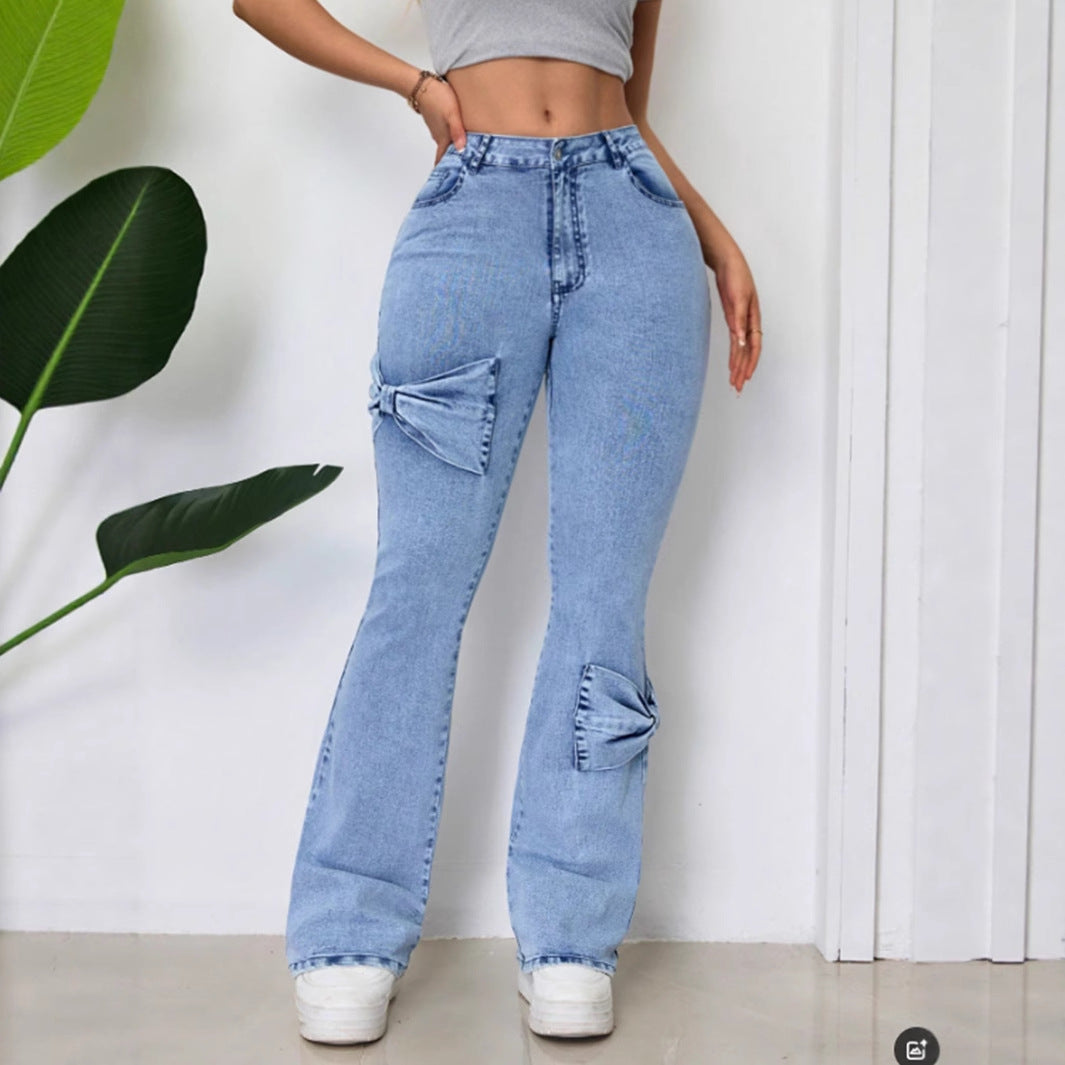 Kvinnors utsvängda jeans med dekorativa bågar Mirla-Eva Jonsson