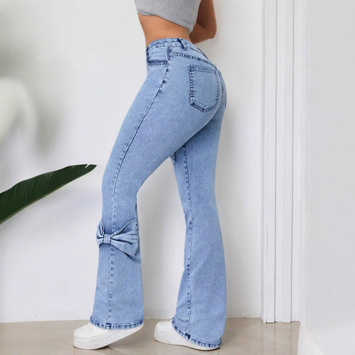 Kvinnors utsvängda jeans med dekorativa rosetter Mirla-Eva Jonsson
