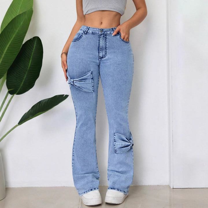 Kvinnors utsvängda jeans med dekorativa rosetter Mirla-Eva Jonsson