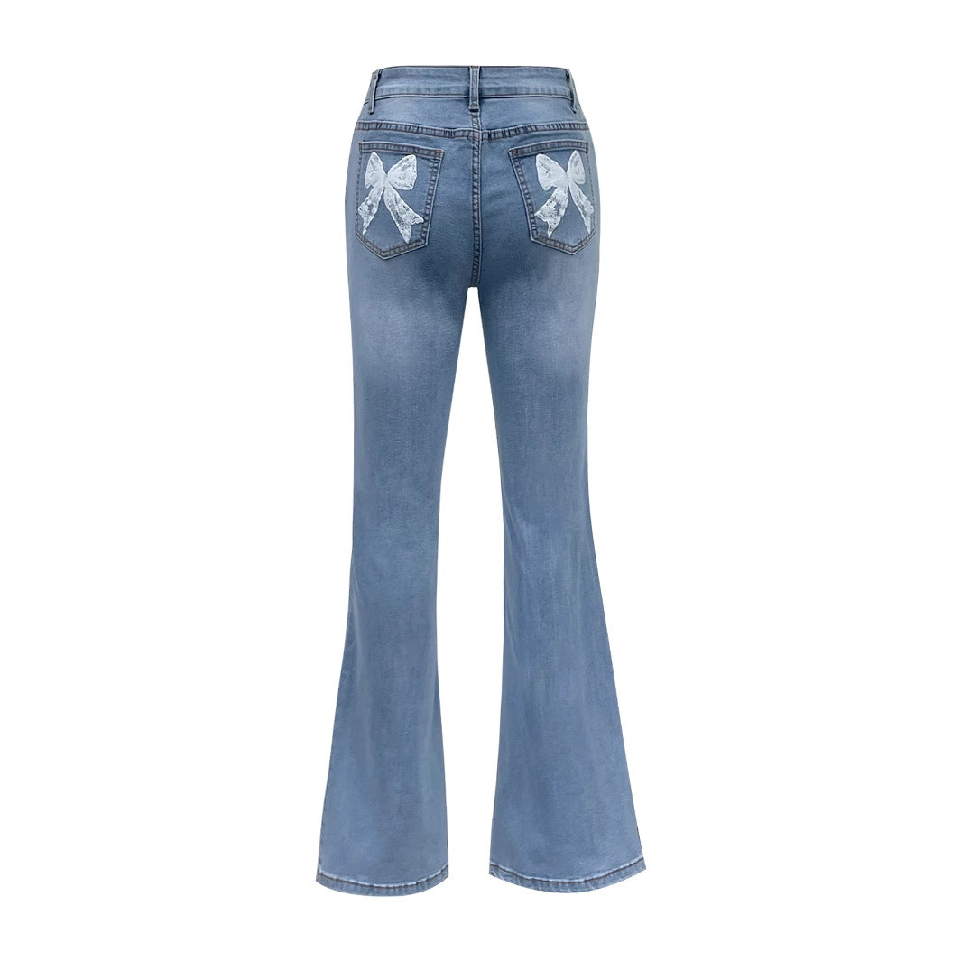 Kvinnors utsvängda jeans med dekorativa rosetter Mirla-Eva Jonsson