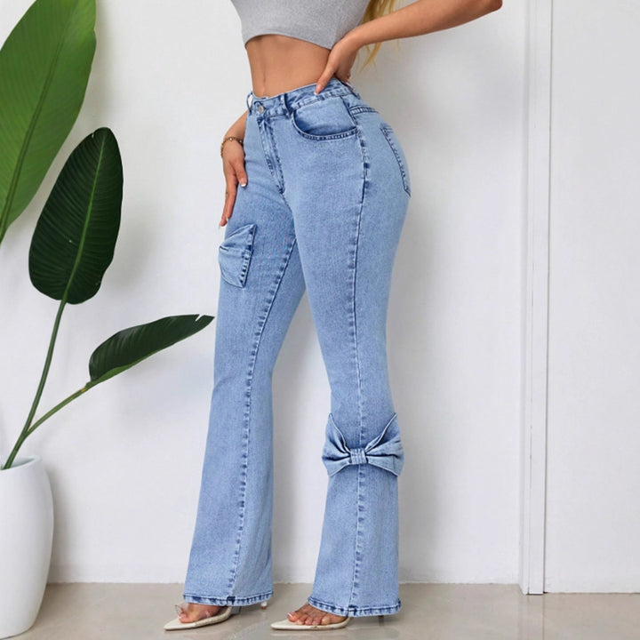 Kvinnors utsvängda jeans med dekorativa rosetter Mirla-Eva Jonsson
