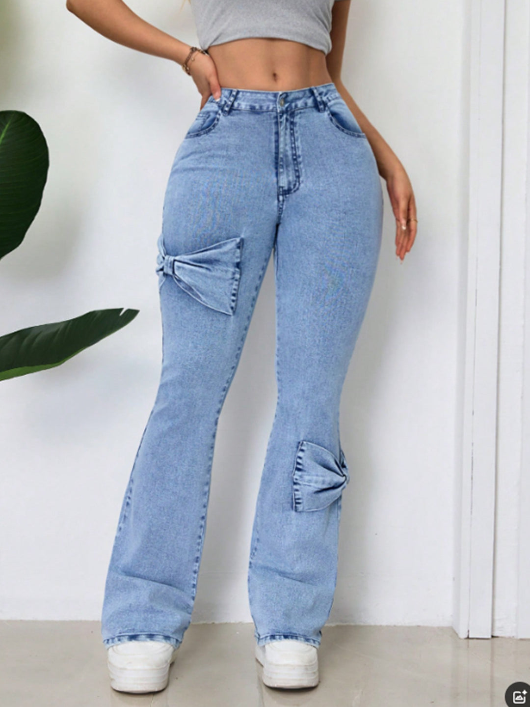 Kvinnors utsvängda jeans med dekorativa rosetter Mirla-Eva Jonsson