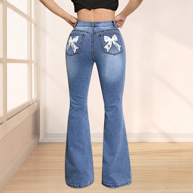 Kvinnors utsvängda jeans med dekorativa rosetter Mirla-Eva Jonsson