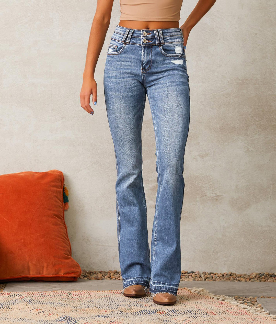 Kvinnors utsvängda jeans med hög midja och modernt förstört effekt Mirla-Eva Jonsson