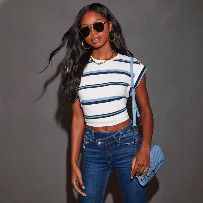 Kvinnors utsvängda jeans med trendiga förstörda detaljer och fransade kanter-Eva Jonsson
