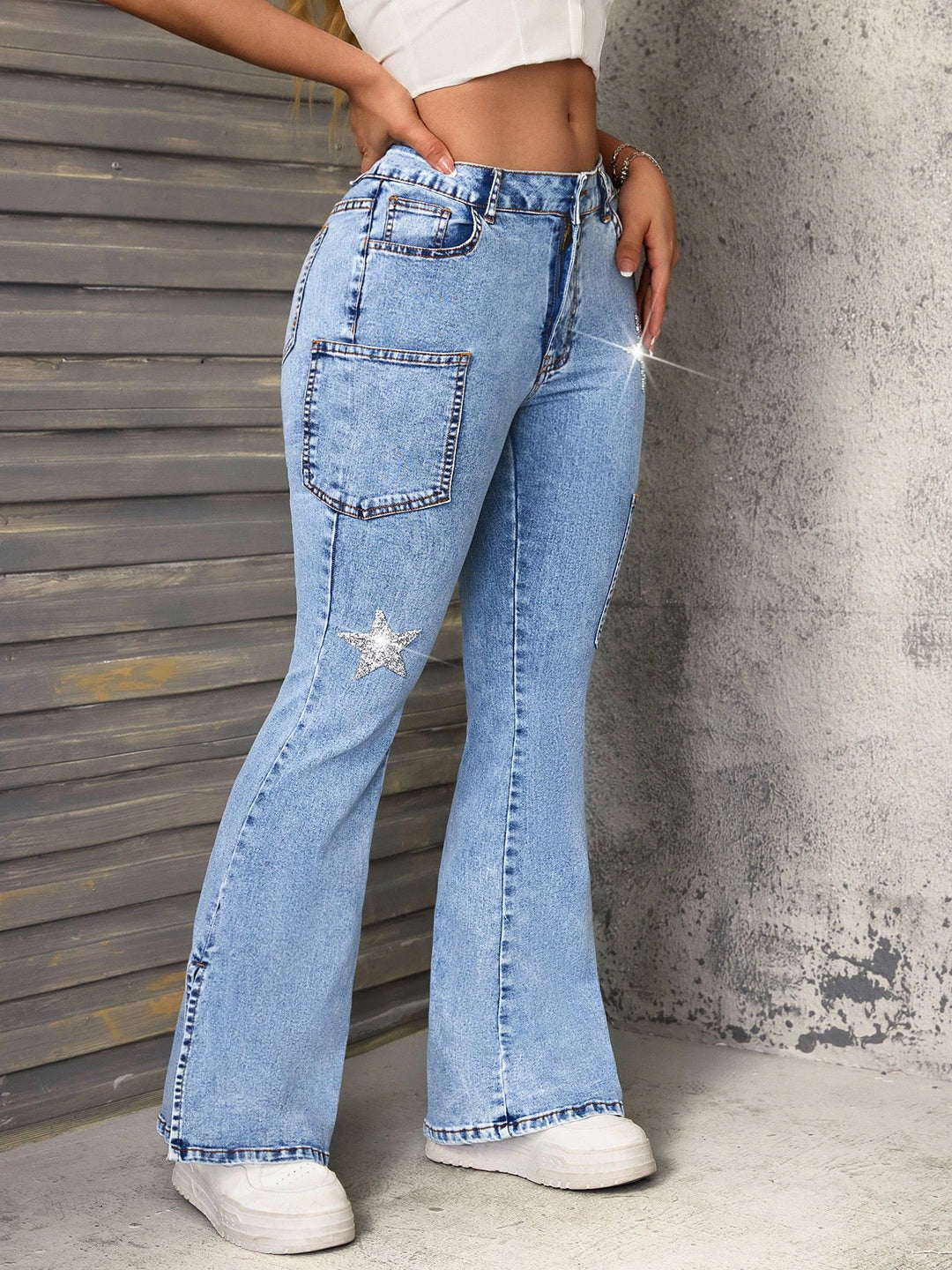 Kvinnors utsvängda jeans med trendiga stjärnapplikationer och praktiska fickor Mirla-Eva Jonsson