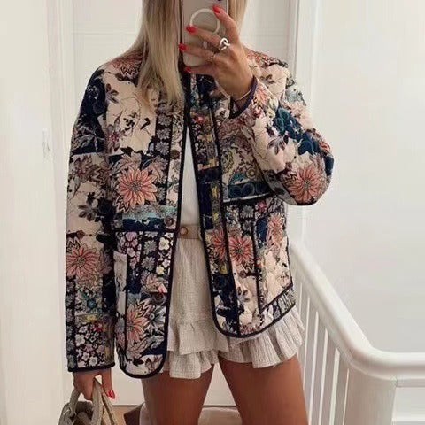 Kvinnors vadderad jacka med blommönster och praktiska fickor Mirla-Eva Jonsson