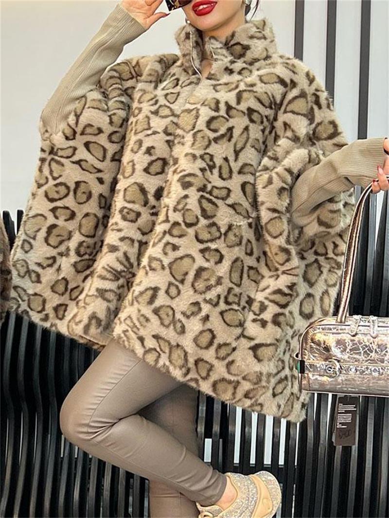 Kvinnors vadderad kappa med leopardmönster och hög krage Mirla-Eva Jonsson