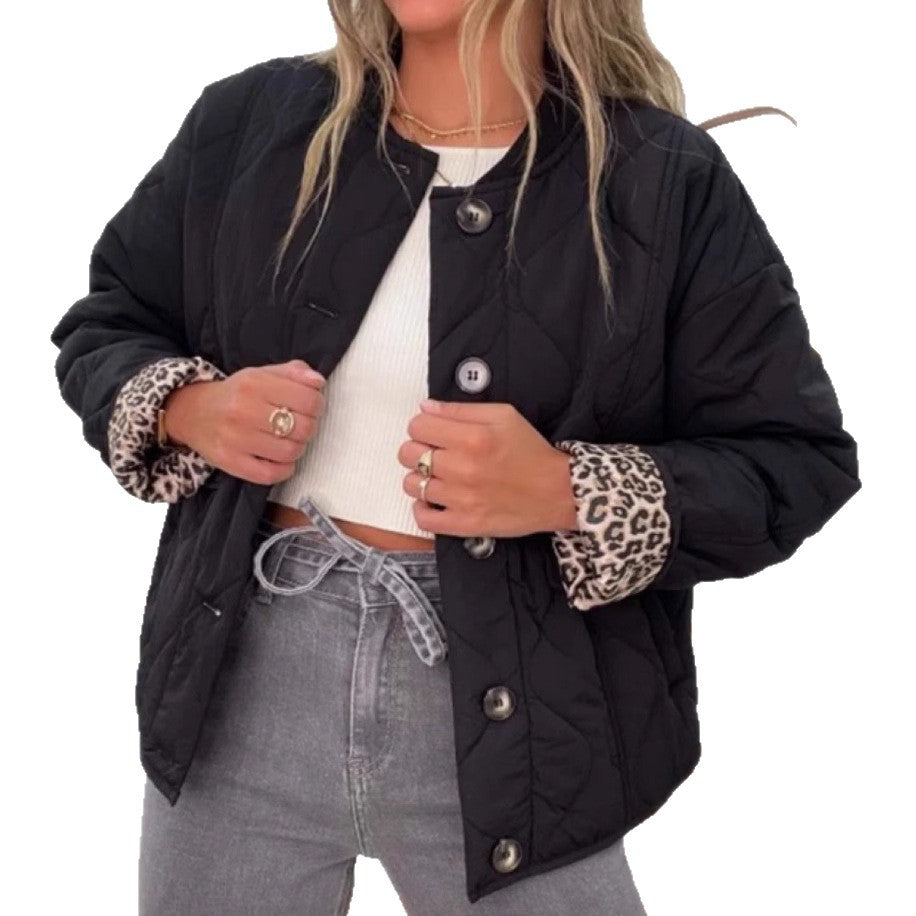 Kvinnors vadderad övergångsjacka i modern design med djurmönstrad foder Mirla-Eva Jonsson