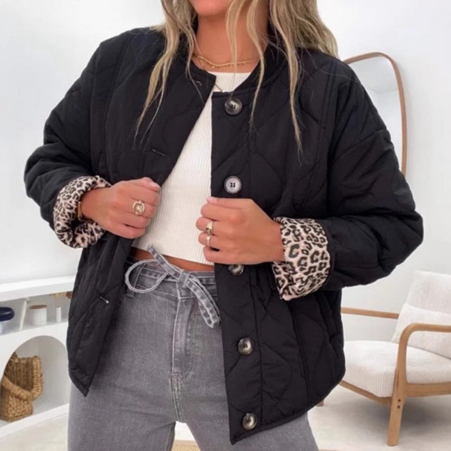 Kvinnors vadderad övergångsjacka i modern design med djurmönstrad foder Mirla-Eva Jonsson
