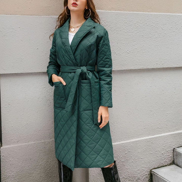 Kvinnors vadderad vinterjacka med elegant bälte Mirla-Eva Jonsson