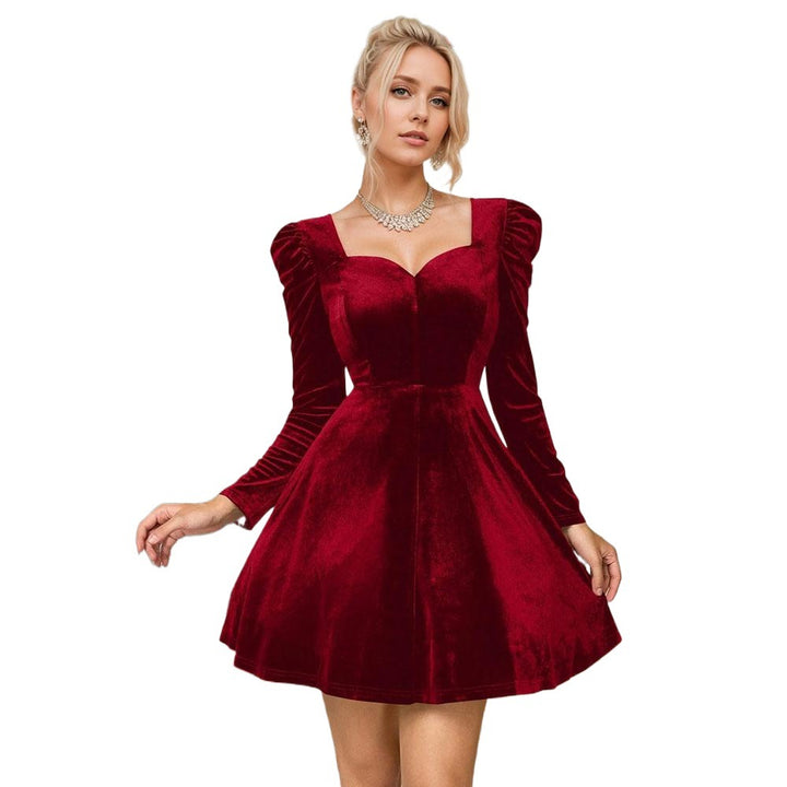 Kvinnors velour mini klänning med stilfullt hjärtformad halsringning och långa puffärmar Mirla-Eva Jonsson