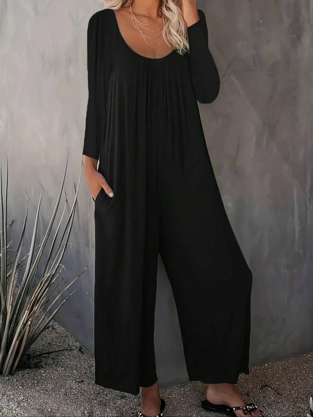 Kvinnors vid-skuren jumpsuit med praktiska fickor och modern skärning Mirla-Eva Jonsson
