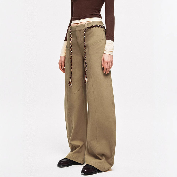 Kvinnors vida chinos med elegant design och flätat bälte Mirla-Eva Jonsson