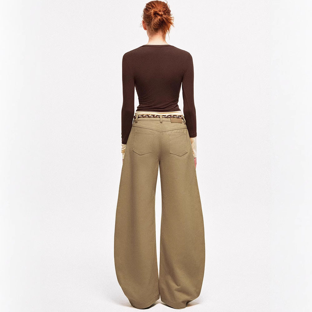 Kvinnors vida chinos med elegant design och flätat bälte Mirla-Eva Jonsson