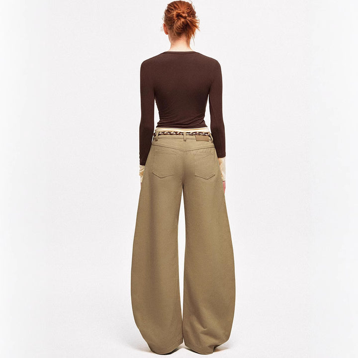 Kvinnors vida chinos med elegant design och flätat bälte Mirla-Eva Jonsson