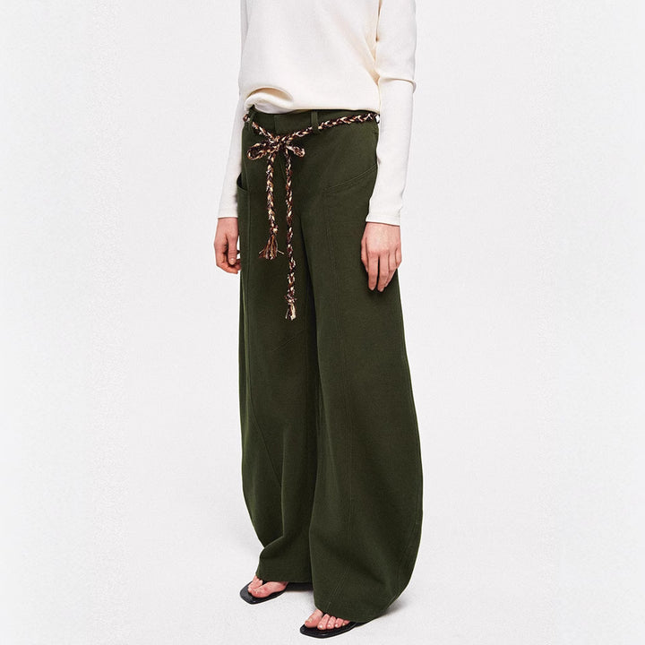 Kvinnors vida chinos med elegant design och flätat bälte Mirla-Eva Jonsson