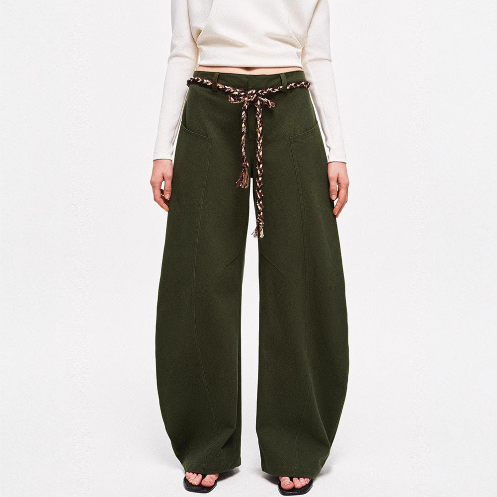 Kvinnors vida chinos med elegant design och flätat bälte Mirla-Eva Jonsson