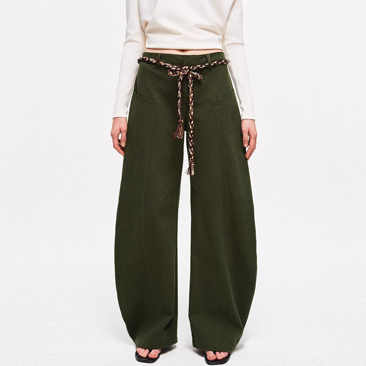 Kvinnors vida chinos med elegant design och flätat bälte Mirla-Eva Jonsson