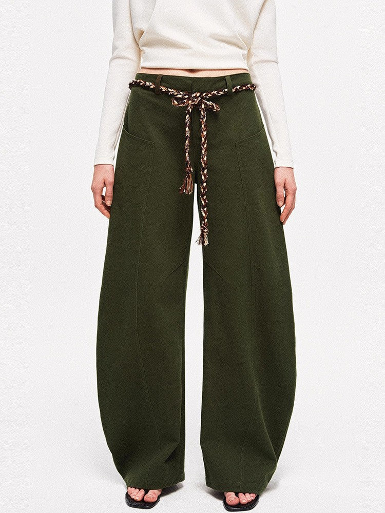 Kvinnors vida chinos med elegant design och flätat bälte Mirla-Eva Jonsson