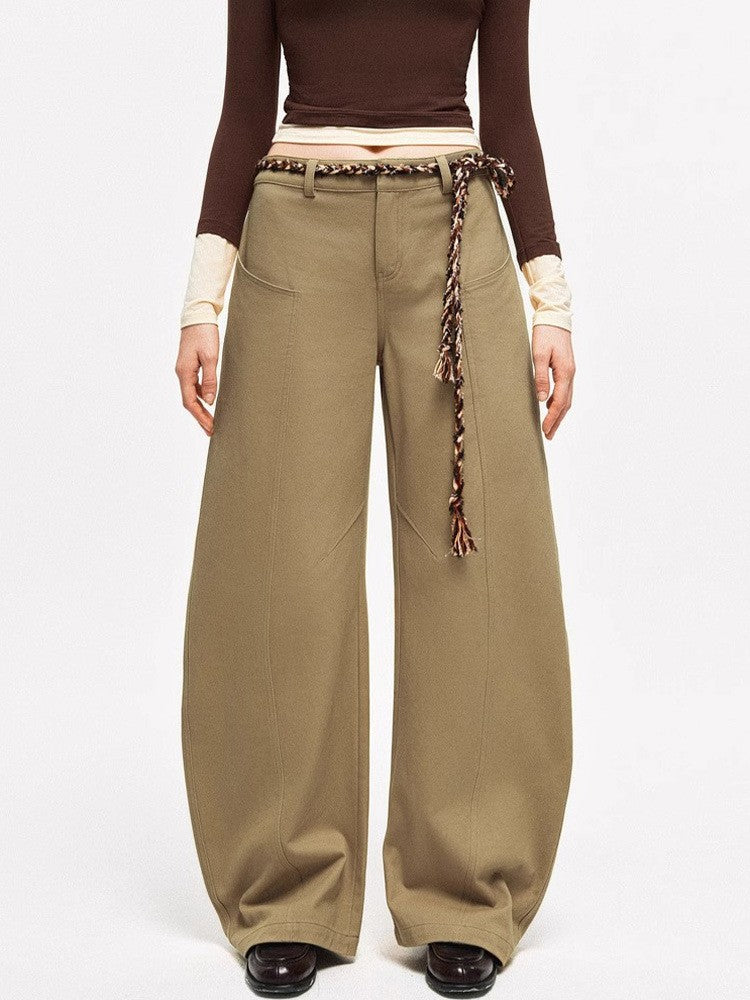 Kvinnors vida chinos med elegant design och flätat bälte Mirla-Eva Jonsson