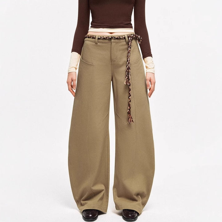 Kvinnors vida chinos med elegant design och flätat bälte Mirla-Eva Jonsson