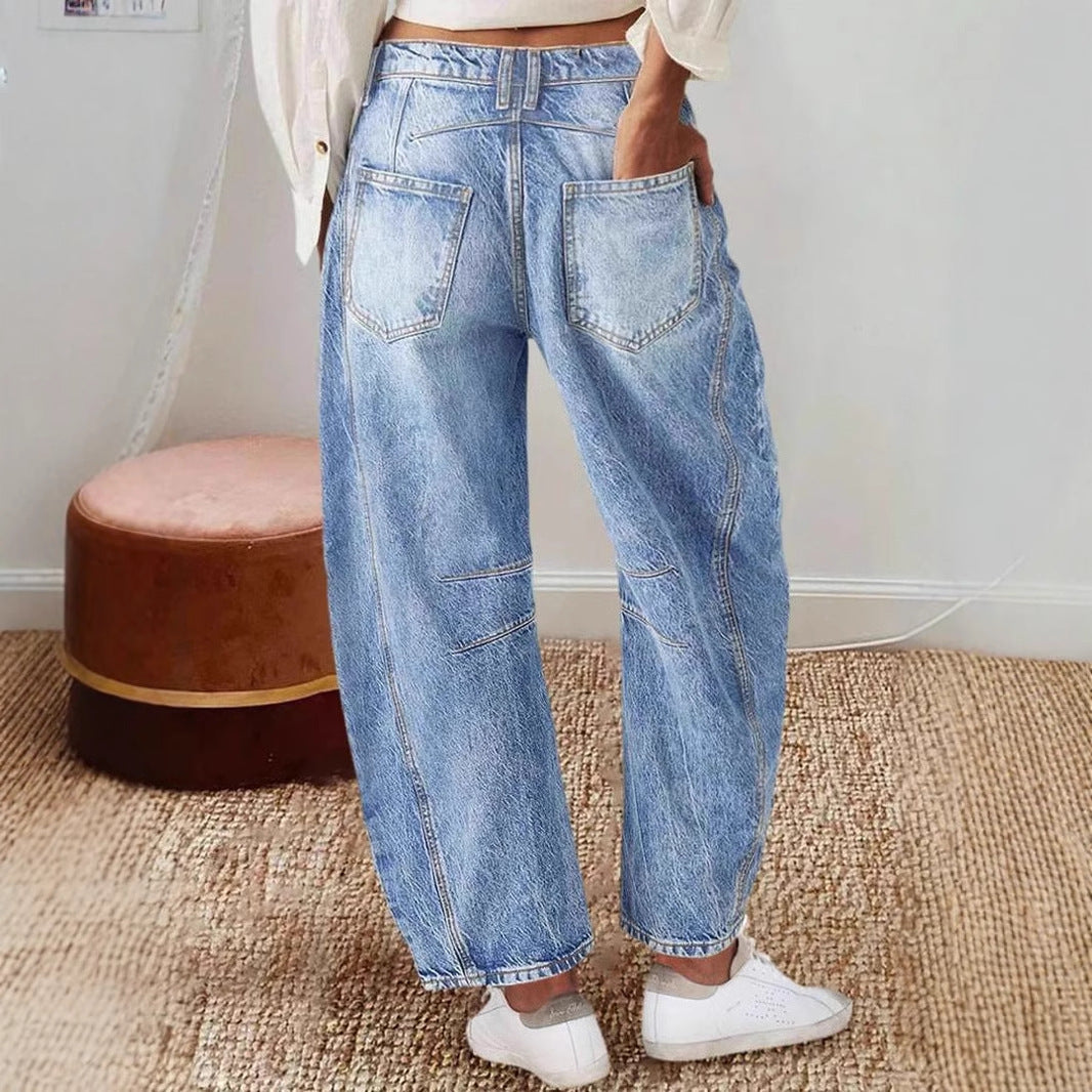 Kvinnors vida denimjeans med hög midja och moderna design detaljer Mirla-Eva Jonsson