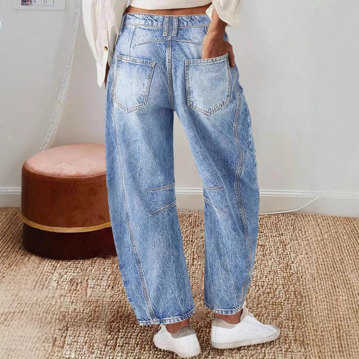 Kvinnors vida denimjeans med hög midja och moderna design detaljer Mirla-Eva Jonsson
