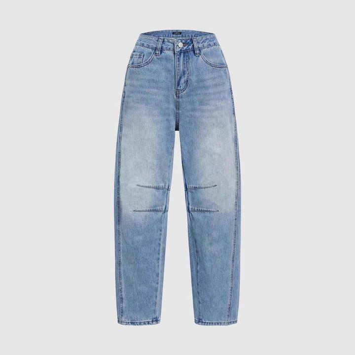 Kvinnors vida denimjeans med hög midja och moderna design detaljer Mirla-Eva Jonsson