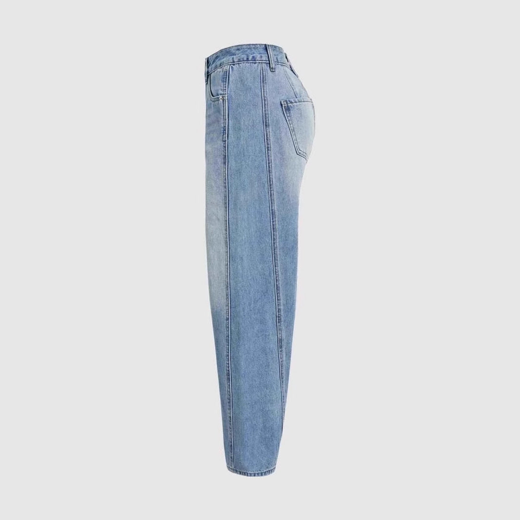 Kvinnors vida denimjeans med hög midja och moderna design detaljer Mirla-Eva Jonsson