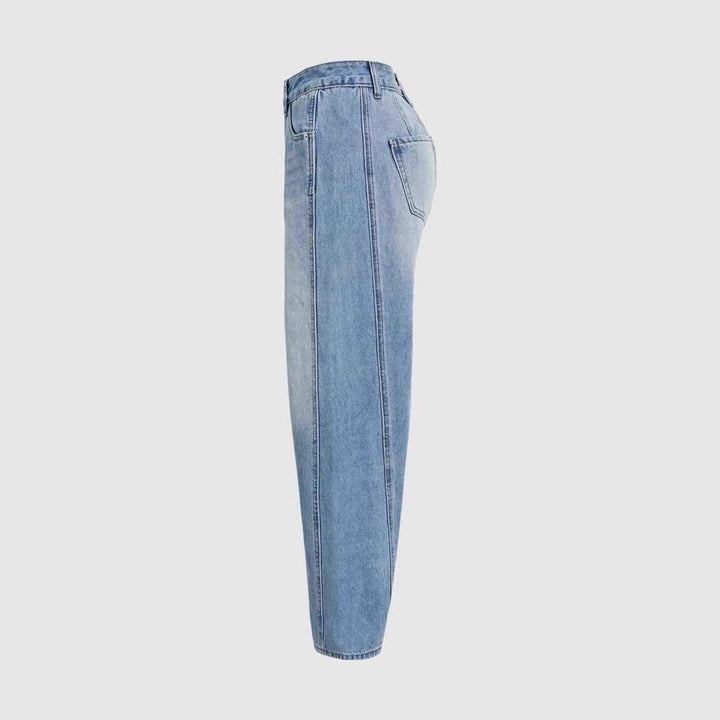 Kvinnors vida denimjeans med hög midja och moderna design detaljer Mirla-Eva Jonsson