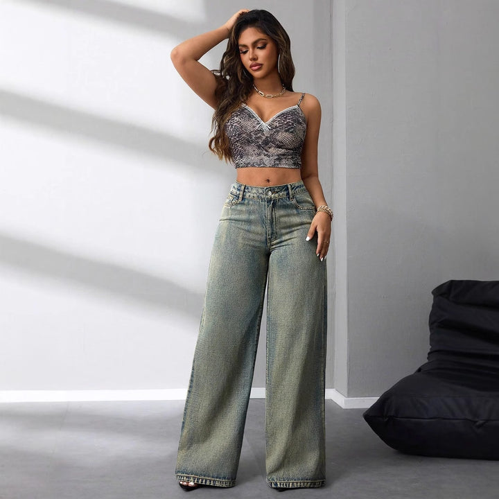 Kvinnors vida högmidjade jeans i vintagestil med en avslappnad look Mirla-Eva Jonsson