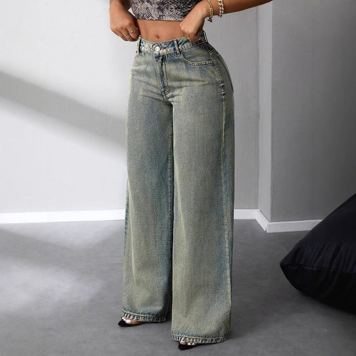 Kvinnors vida högmidjade jeans i vintagestil med en avslappnad look Mirla-Eva Jonsson