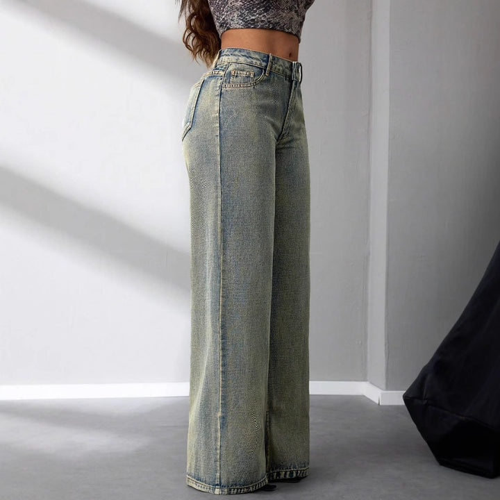 Kvinnors vida högmidjade jeans i vintagestil med en avslappnad look Mirla-Eva Jonsson