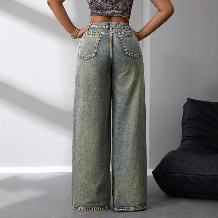 Kvinnors vida högmidjade jeans i vintagestil med en avslappnad look Mirla-Eva Jonsson