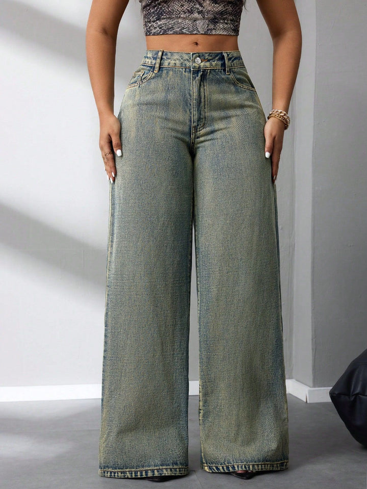 Kvinnors vida högmidjade jeans i vintagestil med en avslappnad look Mirla-Eva Jonsson