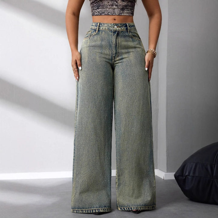 Kvinnors vida högmidjade jeans i vintagestil med en avslappnad look Mirla-Eva Jonsson