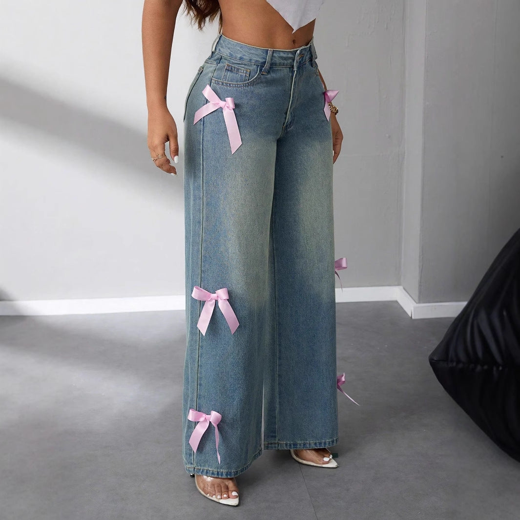 Kvinnors vida högmidjade jeans med dekorativa rosettapplikationer Mirla-Eva Jonsson